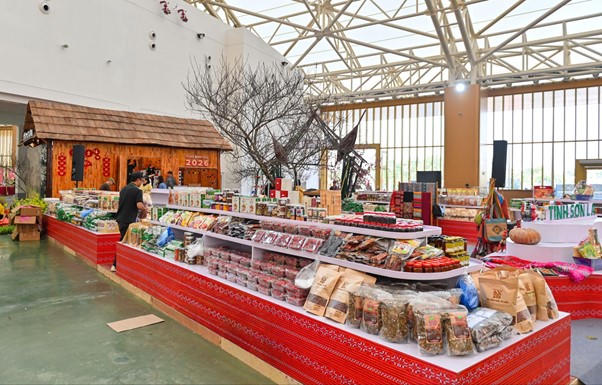 Những sản vật từ núi rừng Tây Bắc như thịt gác bếp, măng khô, nấm hương... luôn là mặt hàng "hot" được các gia đình săn đón cho mâm cỗ Tết.