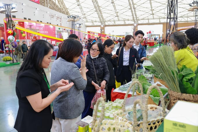 Hàng vạn du khách đổ về VEC trong ngày đầu khai mạc Hội chợ Mùa Xuân 2026