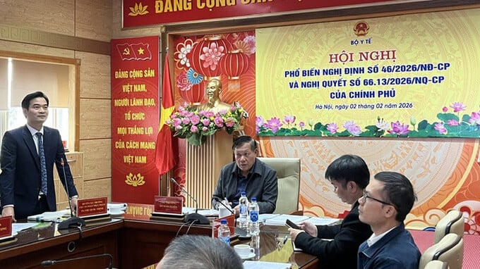 Quyền Cục trưởng An toàn thực phẩm (Bộ Y tế), Tiến sĩ Chu Quốc Thịnh trao đổi thông tin tại hội nghị.