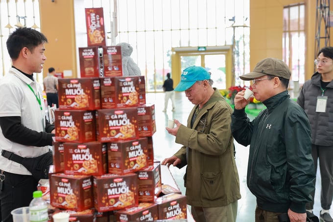 Hàng vạn du khách đổ về VEC trong ngày đầu khai mạc Hội chợ Mùa Xuân 2026