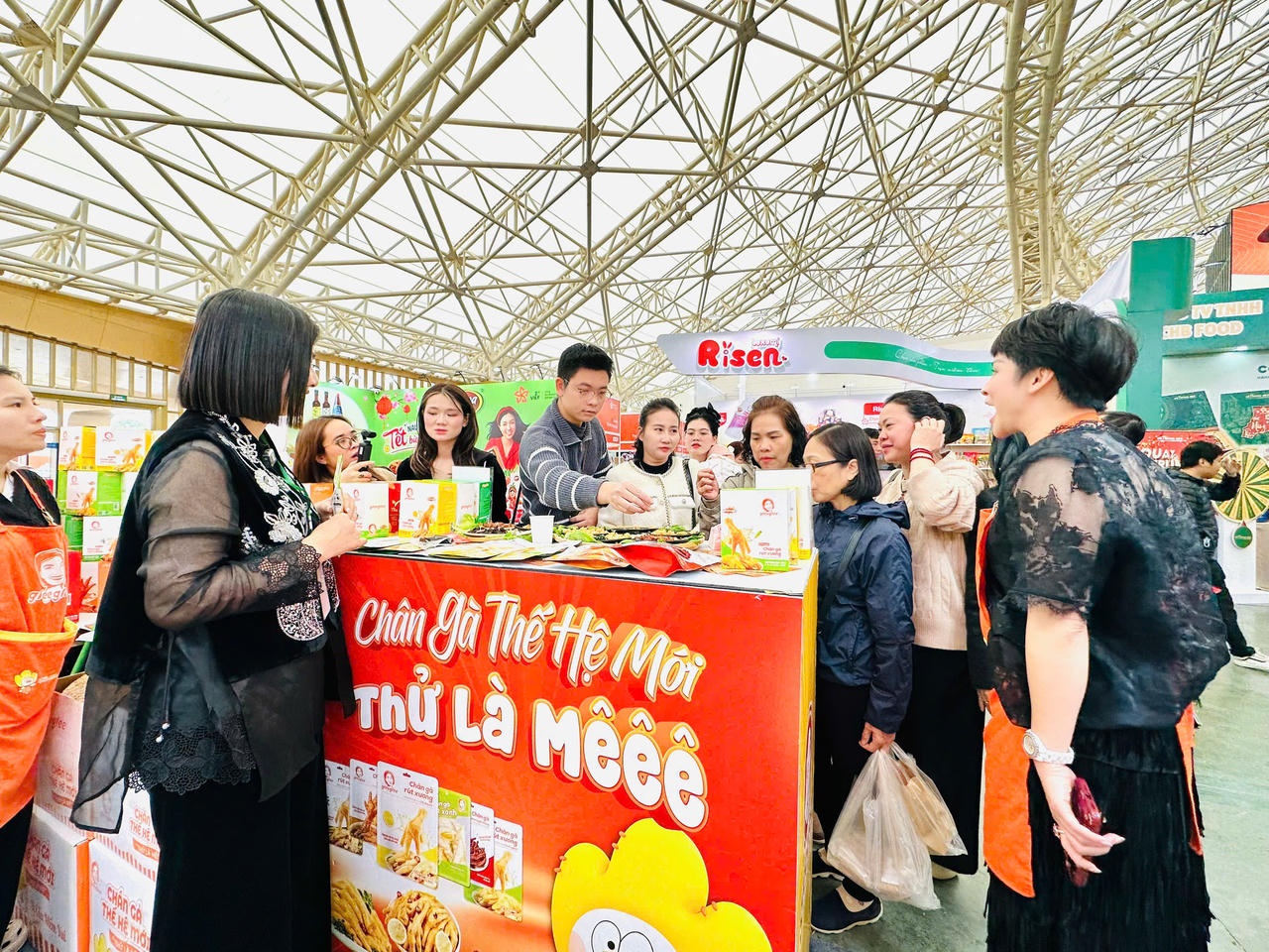 Các gian hàng thu hút sự chú ý của khách tham quan