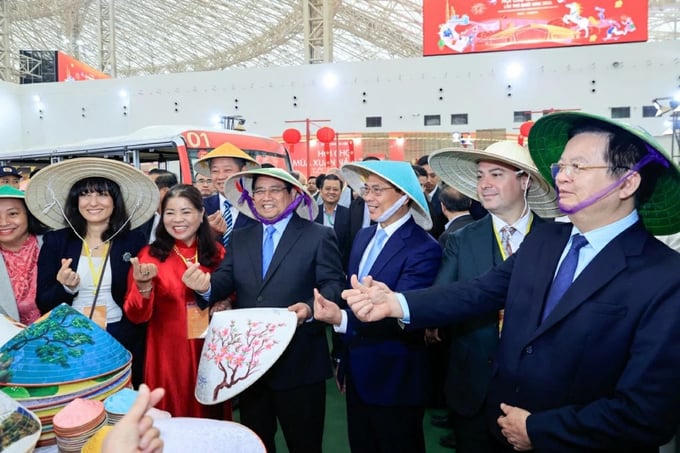 Hàng vạn du khách đổ về VEC trong ngày đầu khai mạc Hội chợ Mùa Xuân 2026