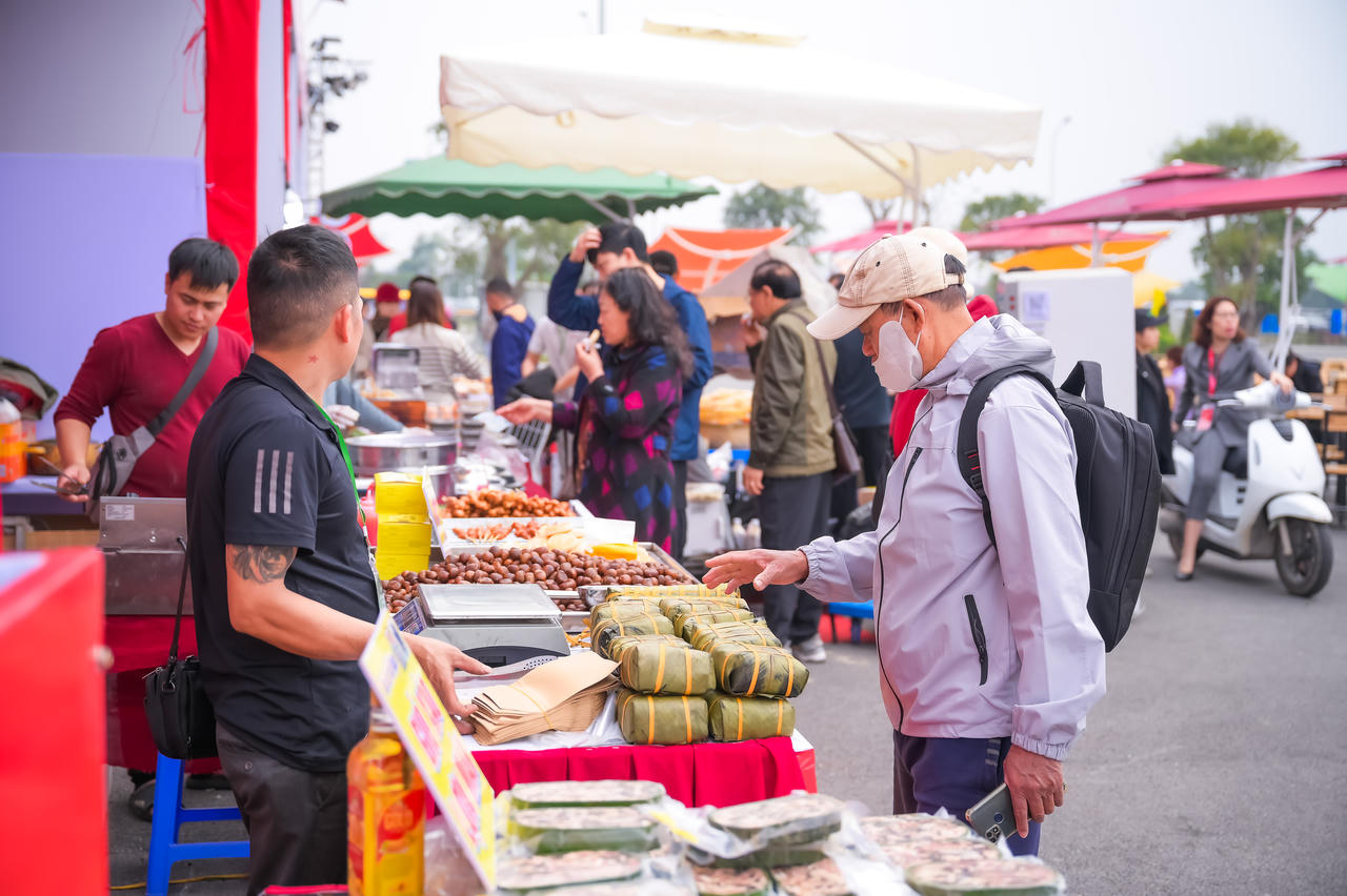 Hàng vạn du khách đổ về VEC trong ngày đầu khai mạc Hội chợ Mùa Xuân 2026