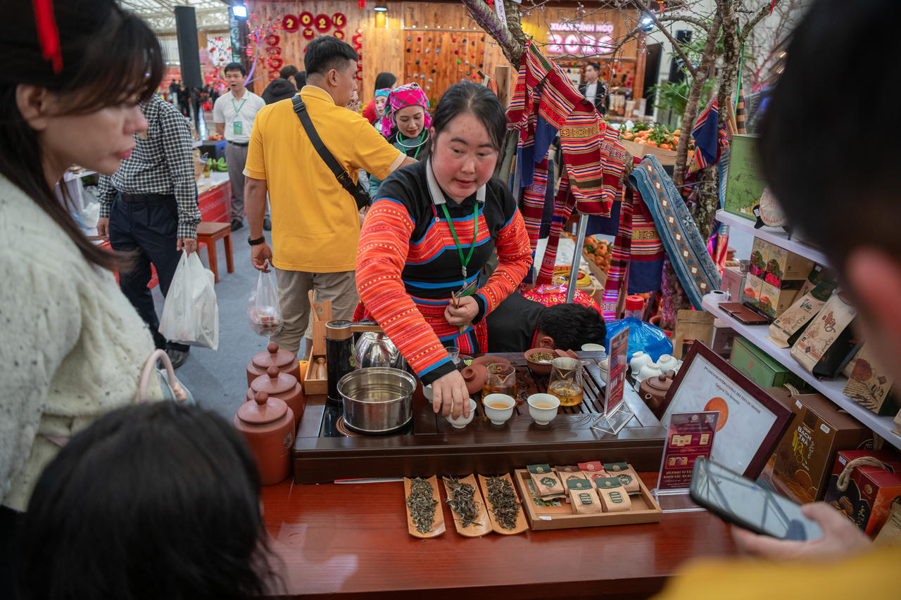 Thưởng trà Mây tại khu vực gian hàng tỉnh Sơn La