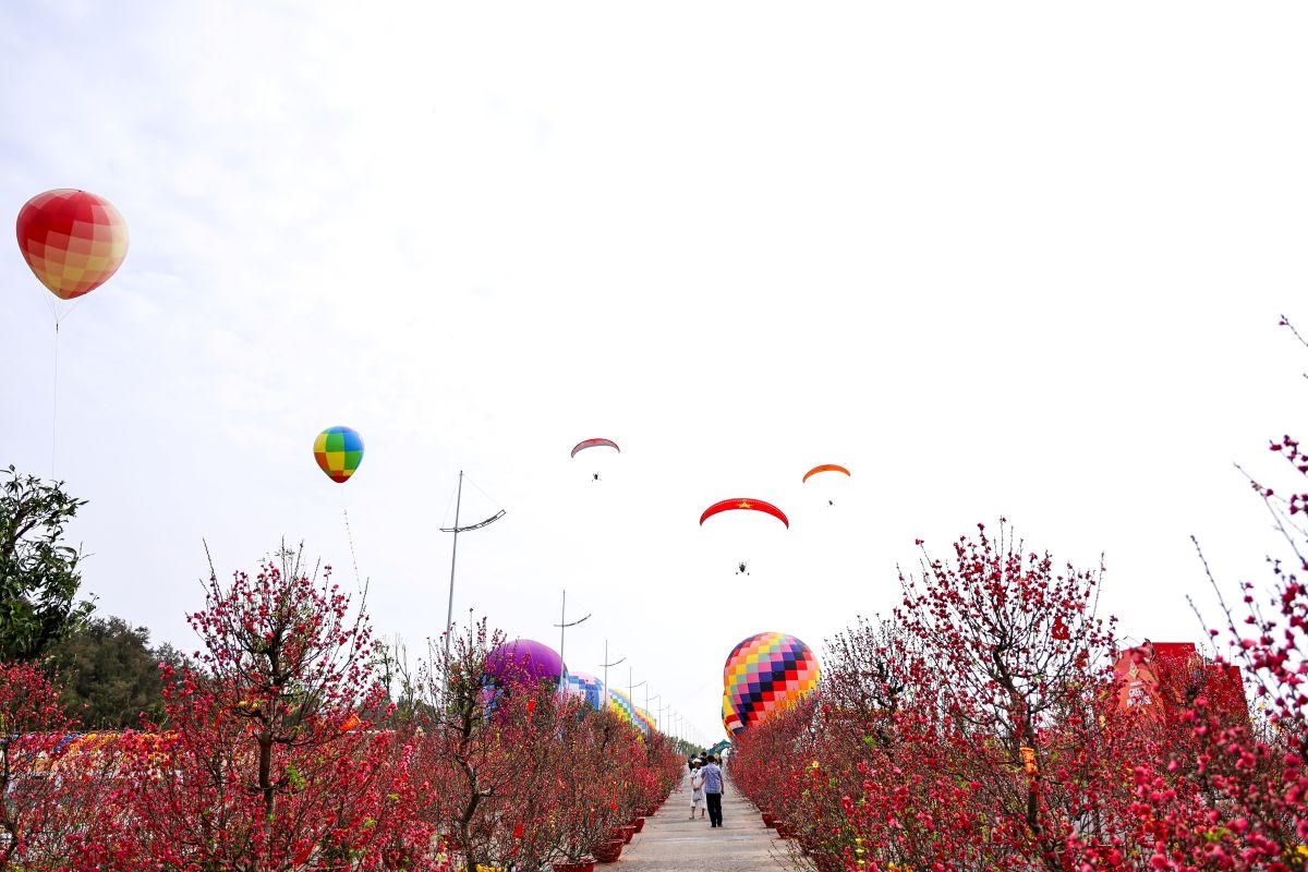 Lễ hội khinh khí cầu và dù lượn lần đầu xuất hiện trong khuôn khổ lễ hội xuân