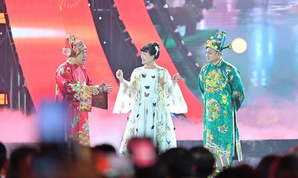 Dàn nghệ sĩ Táo quân tham gia biểu diễn trong Lễ Bế mạc Hội chợ Mùa Xuân