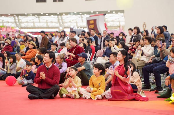 Khách tham quan háo hức với những tiết mục trình diễn tại sân khấu Sảnh Trung Tâm