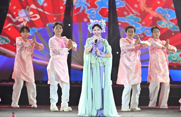 Hòa Minzy biểu diễn trong Lễ Bế mạc Hội chợ Mùa Xuân
