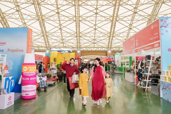 Các gia đình háo hức sắm sửa quà Tết trong không gian hiện đại, thoáng đãng của hội chợ