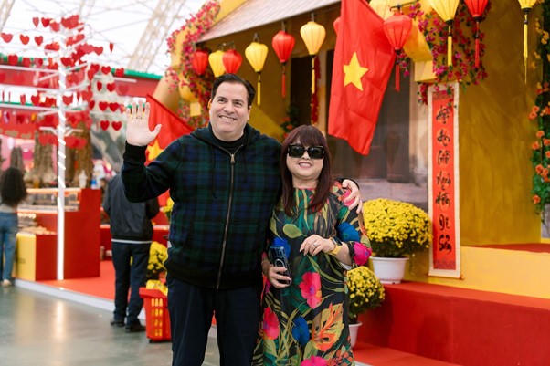 Khách quốc tế tham quan phân khu trưng bày địa phương