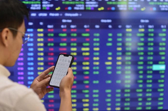 Dòng tiền quay lại mạnh mẽ, VN-Index áp sát mốc 1.900 điểm