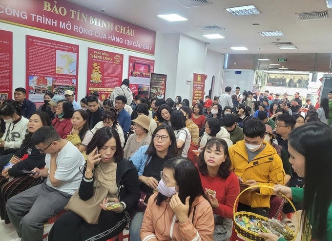 Giá giảm, người dân đổ xô mua vàng ngày vía Thần Tài