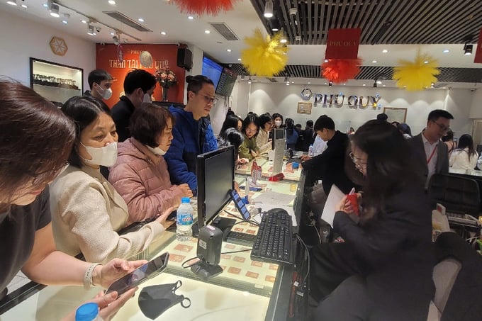 Giá giảm, người dân đổ xô mua vàng ngày vía Thần Tài