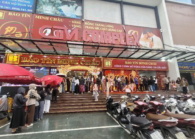 Giá giảm, người dân đổ xô mua vàng ngày vía Thần Tài