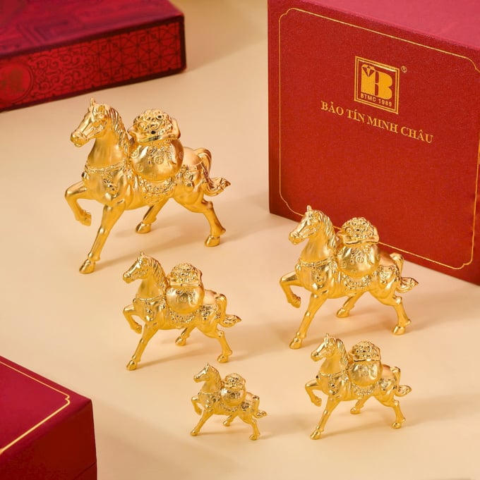 Ngày vía Thần Tài: Phố vàng Hà Nội nhộn nhịp dòng người chờ mua lộc đầu năm