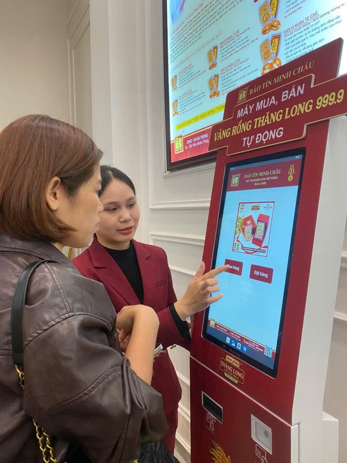 Ngày vía Thần Tài: Phố vàng Hà Nội nhộn nhịp dòng người chờ mua lộc đầu năm