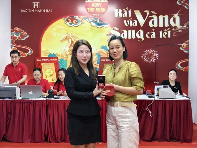 Ngày vía Thần Tài: Phố vàng Hà Nội nhộn nhịp dòng người chờ mua lộc đầu năm