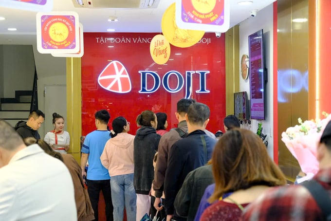 Ngày vía Thần Tài: Phố vàng Hà Nội nhộn nhịp dòng người chờ mua lộc đầu năm