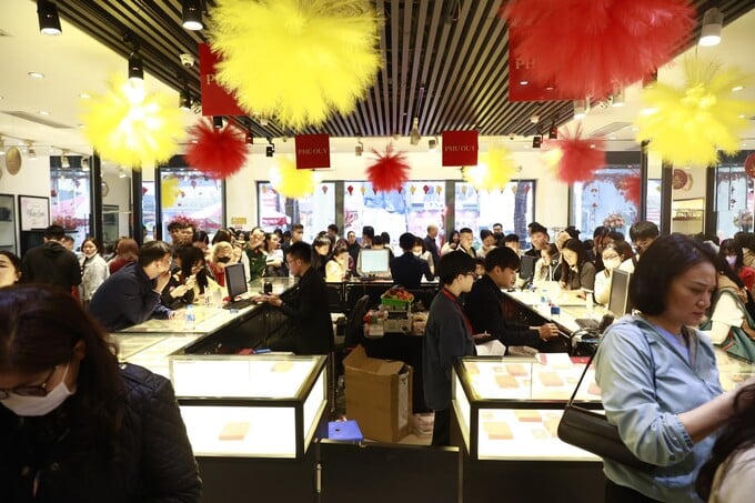 Ngày vía Thần Tài: Phố vàng Hà Nội nhộn nhịp dòng người chờ mua lộc đầu năm