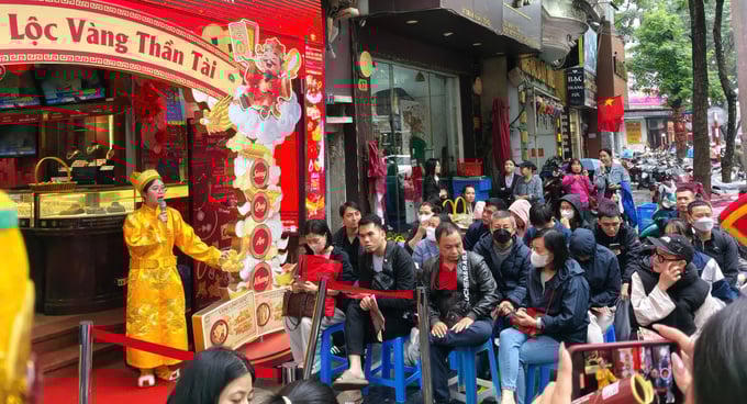 Ngày vía Thần Tài: Phố vàng Hà Nội nhộn nhịp dòng người chờ mua lộc đầu năm
