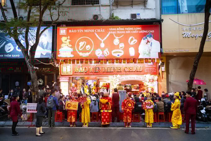 Ngày vía Thần Tài: Phố vàng Hà Nội nhộn nhịp dòng người chờ mua lộc đầu năm