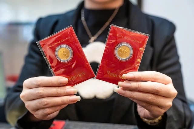 Ngày vía Thần Tài: Phố vàng Hà Nội nhộn nhịp dòng người chờ mua lộc đầu năm