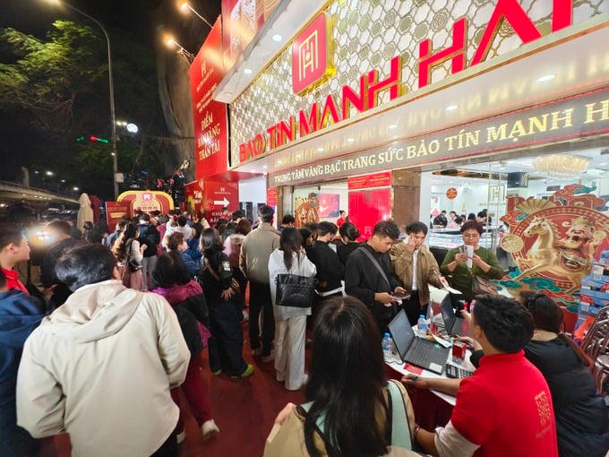 Ngày vía Thần Tài: Phố vàng Hà Nội nhộn nhịp dòng người chờ mua lộc đầu năm