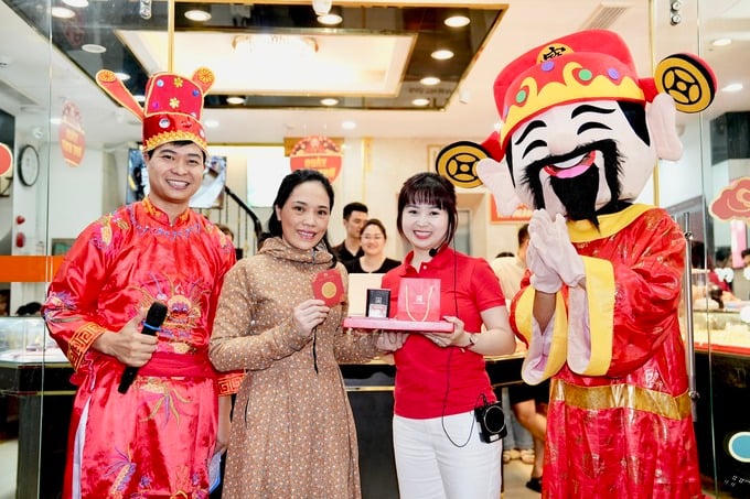 Ngày vía Thần Tài: Phố vàng Hà Nội nhộn nhịp dòng người chờ mua lộc đầu năm