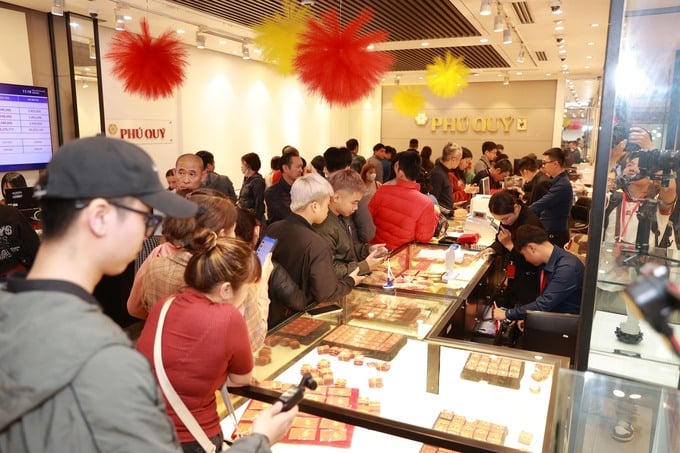 Ngày vía Thần Tài: Phố vàng Hà Nội nhộn nhịp dòng người chờ mua lộc đầu năm