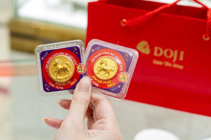 Ngày vía Thần Tài: Phố vàng Hà Nội nhộn nhịp dòng người chờ mua lộc đầu năm