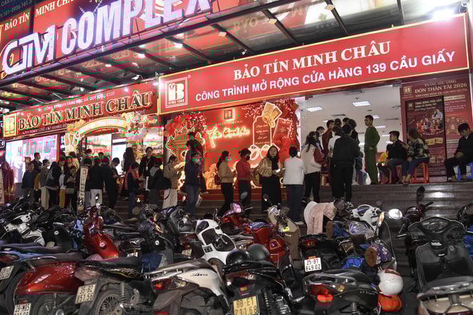 Ngày vía Thần Tài: Phố vàng Hà Nội nhộn nhịp dòng người chờ mua lộc đầu năm