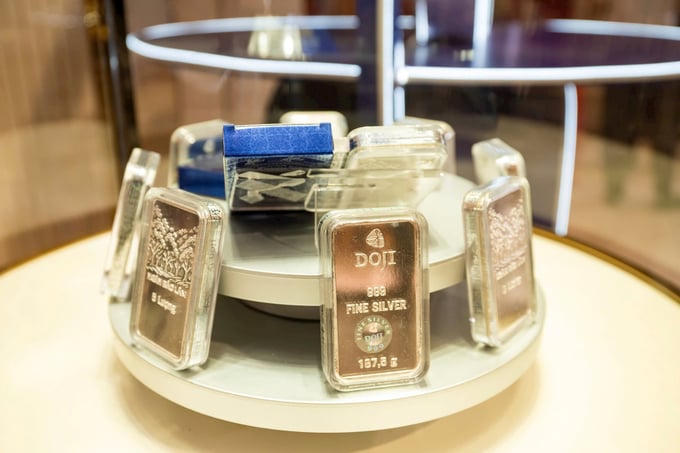 Ngày vía Thần Tài: Phố vàng Hà Nội nhộn nhịp dòng người chờ mua lộc đầu năm