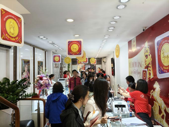 Ngày vía Thần Tài: Phố vàng Hà Nội nhộn nhịp dòng người chờ mua lộc đầu năm