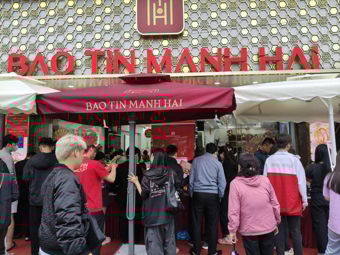 Ngày vía Thần Tài: Phố vàng Hà Nội nhộn nhịp dòng người chờ mua lộc đầu năm