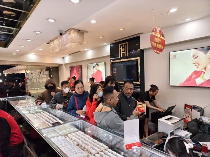 Ngày vía Thần Tài: Phố vàng Hà Nội nhộn nhịp dòng người chờ mua lộc đầu năm