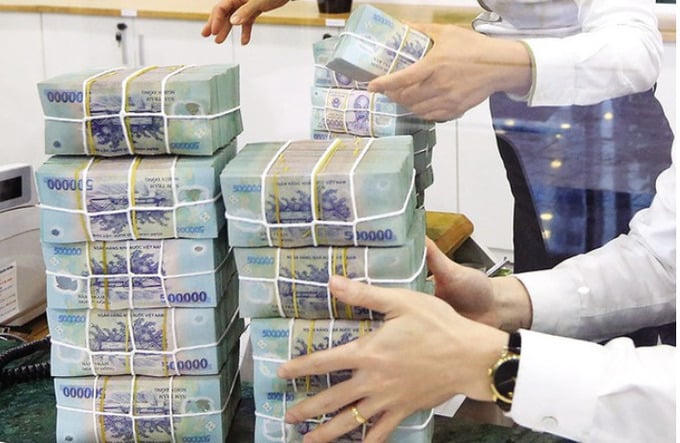 Tiền gửi vào ngân hàng lập kỷ lục 15,3 triệu tỷ đồng, có 2 nhà băng vượt mốc 2 triệu tỷ