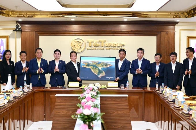 Đại diện lãnh đạo tỉnh Đăk Lăk trao quà lưu niệm tới Ban lãnh đạo Tập đoàn T&T Group (Ảnh: T&T Group).