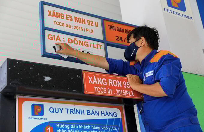 Giá xăng RON 95 tăng hơn 2.000 đồng/lít