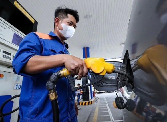 Giá xăng RON 95 tăng gần 5.000 đồng/lít