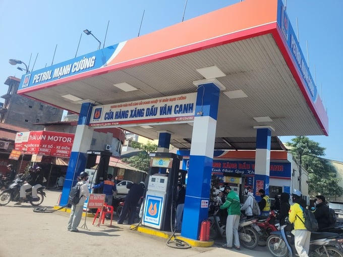 Giá xăng tăng phiên thứ 4 liên tiếp, RON95 vượt 29.000 đồng/lít