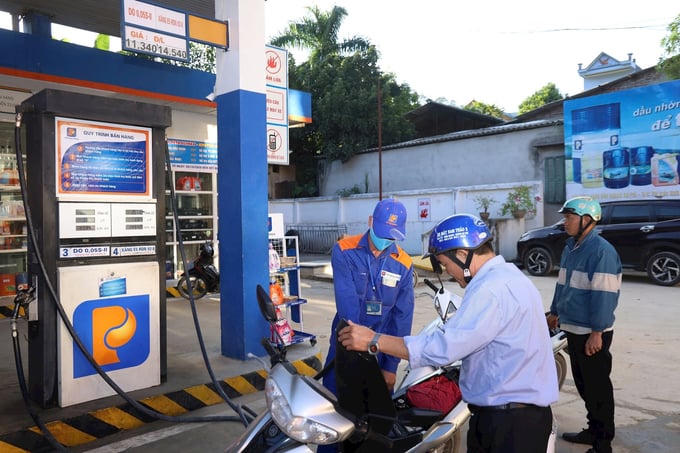 Giá xăng giảm gần 4.000 đồng/lít
