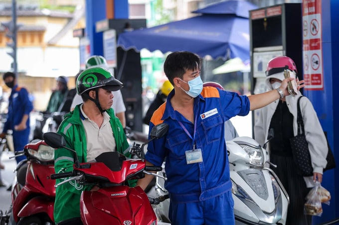 Thủ tướng: Không để trục lợi chính sách, lợi ích nhóm trong điều hành giá xăng dầu