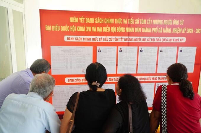 Người dân phường Bàn Thạch tìm hiểu thông tin về những người ứng cử