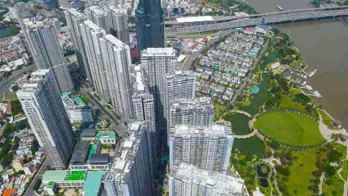 Bất động sản mắc kẹt giữa áp lực giá và thanh khoản