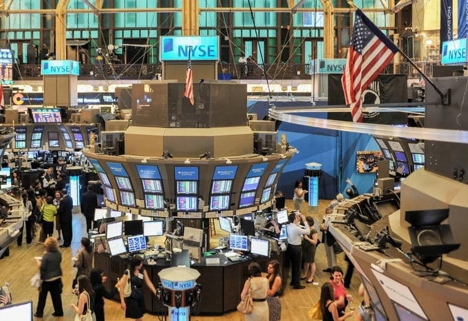Thị trường chứng khoán Mỹ chìm trong sắc đỏ khi giá dầu Brent tăng vọt lên trên 100 USD/thùng