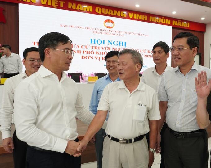 Phó Bí thư Thành ủy, Chủ tịch UBND thành phố Phạm Đức Ấn bên lề buổi tiếp xúc cử tri