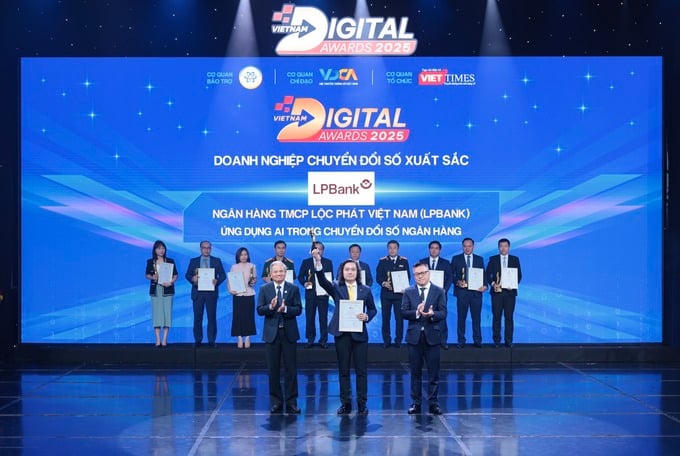 LPBank được vinh danh "Doanh nghiệp chuyển đổi số xuất sắc"
