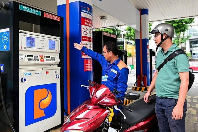 Rà soát và giảm các loại thuế, phí liên quan đến xăng dầu