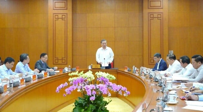 Tổng Bí thư: Cần chiến lược tái cơ cấu nền kinh tế, từng bước cân bằng cán cân thương mại