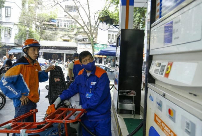 Giá xăng dầu tăng, tính chuyện giảm thuế, dùng ngân sách hỗ trợ